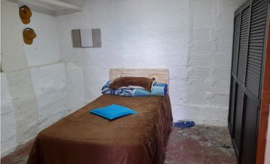 Venta de casa con local en la Estrella