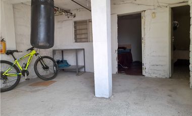 Venta de casa con local en la Estrella