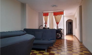 Venta de casa con local en la Estrella