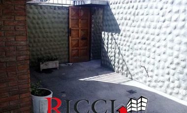 Casa PH en venta en Bernal Oeste