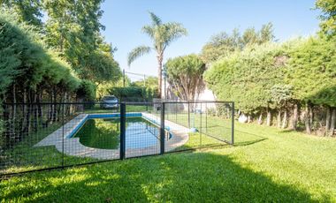 CASA QUINTA DE DOS DORMITORIOS Y PISCINA