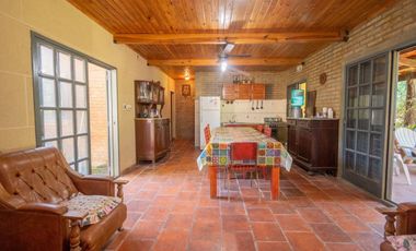 CASA QUINTA DE DOS DORMITORIOS Y PISCINA