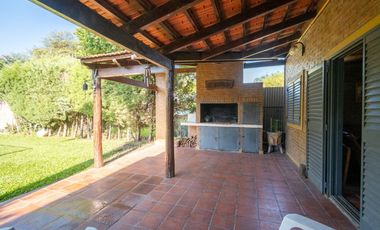CASA QUINTA DE DOS DORMITORIOS Y PISCINA