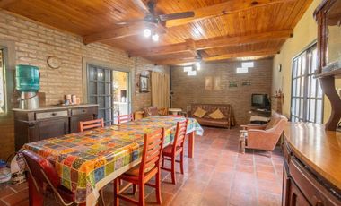 CASA QUINTA DE DOS DORMITORIOS Y PISCINA