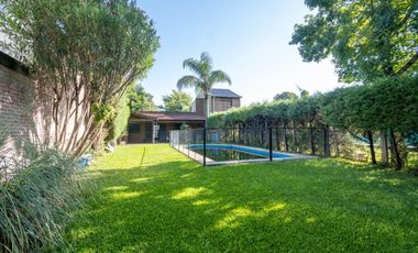 CASA QUINTA DE DOS DORMITORIOS Y PISCINA