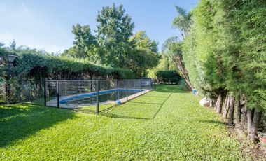 CASA QUINTA DE DOS DORMITORIOS Y PISCINA