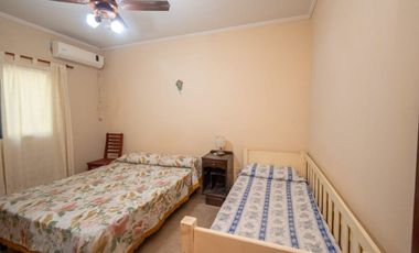 CASA QUINTA DE DOS DORMITORIOS Y PISCINA