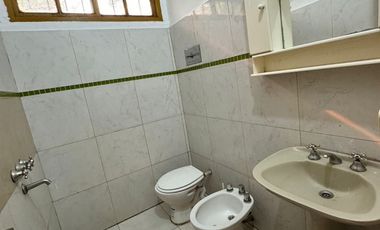 Casa en alquiler de 3 dormitorios c/ cochera en fontana