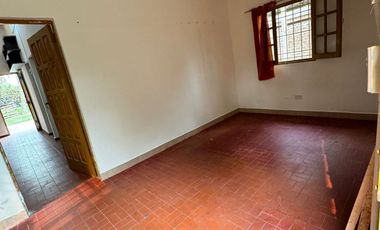 Casa en alquiler de 3 dormitorios c/ cochera en fontana