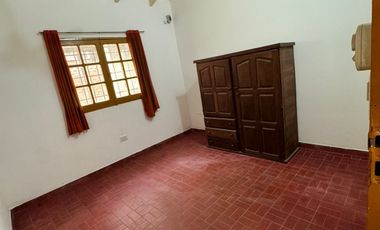 Casa en alquiler de 3 dormitorios c/ cochera en fontana