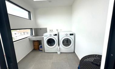 Hermosa y Moderna Casa Nueva en Cuenca Sector El Valle 5 Dorm 3,5 Baños