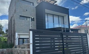 Hermosa y Moderna Casa Nueva en Cuenca Sector El Valle 5 Dorm 3,5 Baños