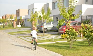 Casas de Santa Maria | Alquiler | Casa de 4 dorm con  jardín sin expensas