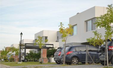 Casas de Santa Maria | Alquiler | Casa de 4 dorm con  jardín sin expensas