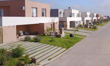Casas de Santa Maria | Alquiler | Casa de 4 dorm con  jardín sin expensas