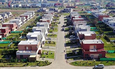 Casas de Santa Maria | Alquiler | Casa de 4 dorm con  jardín sin expensas