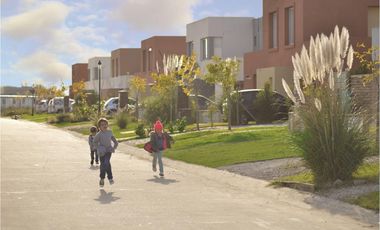 Casas de Santa Maria | Alquiler | Casa de 4 dorm con  jardín sin expensas