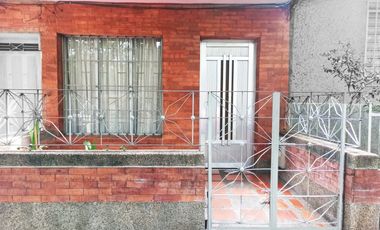 CASA EN VENTA AL FRENTE DE LA ESTACIÓN DEL METRO DE SAN JAVIER