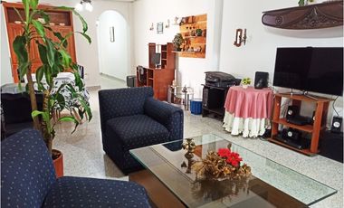 CASA EN VENTA AL FRENTE DE LA ESTACIÓN DEL METRO DE SAN JAVIER