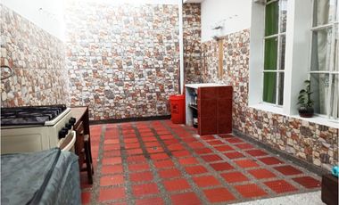 CASA EN VENTA AL FRENTE DE LA ESTACIÓN DEL METRO DE SAN JAVIER