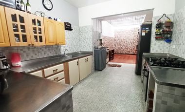 CASA EN VENTA AL FRENTE DE LA ESTACIÓN DEL METRO DE SAN JAVIER