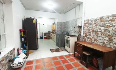 CASA EN VENTA AL FRENTE DE LA ESTACIÓN DEL METRO DE SAN JAVIER