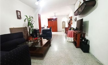 CASA EN VENTA AL FRENTE DE LA ESTACIÓN DEL METRO DE SAN JAVIER