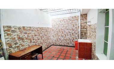 CASA EN VENTA AL FRENTE DE LA ESTACIÓN DEL METRO DE SAN JAVIER