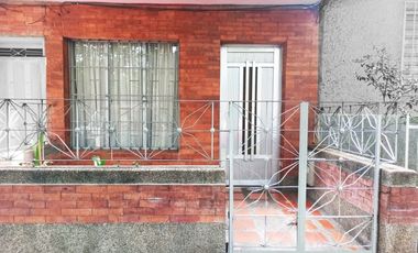 CASA EN VENTA AL FRENTE DE LA ESTACIÓN DEL METRO DE SAN JAVIER