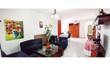 CASA EN VENTA AL FRENTE DE LA ESTACIÓN DEL METRO DE SAN JAVIER