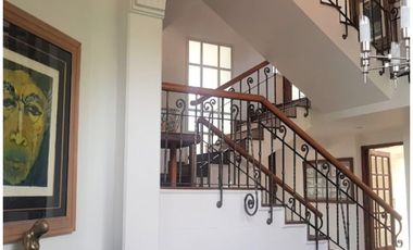 CASA DE TRES NIVELES EN VENTA POBLADO