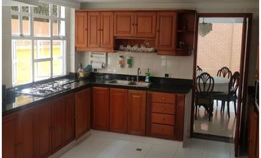CASA DE TRES NIVELES EN VENTA POBLADO