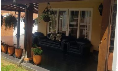 CASA DE TRES NIVELES EN VENTA POBLADO