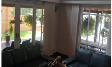 CASA DE TRES NIVELES EN VENTA POBLADO
