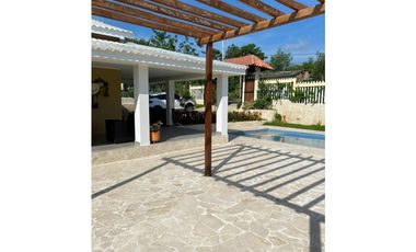 CABAÑA EN VENTA CON PISCINA PRIVADA A PUERTA CERRADA EN COVEÑAS