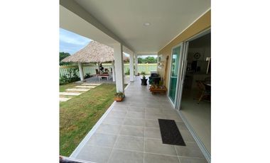 CABAÑA EN VENTA CON PISCINA PRIVADA A PUERTA CERRADA EN COVEÑAS