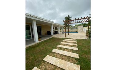 CABAÑA EN VENTA CON PISCINA PRIVADA A PUERTA CERRADA EN COVEÑAS