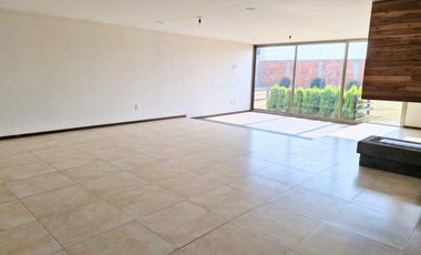 VENTA DE CASA EN FRACCIONAMIENTO BOSQUE DE LAS FUENTES EN CALIMAYA