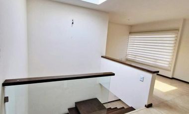VENTA DE CASA EN FRACCIONAMIENTO BOSQUE DE LAS FUENTES EN CALIMAYA