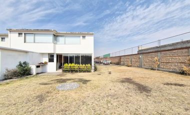 VENTA DE CASA EN FRACCIONAMIENTO BOSQUE DE LAS FUENTES EN CALIMAYA