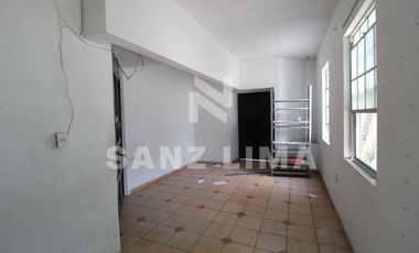 Barrio de El Zapote: Amplia bodega apta para un desarrollo inmobiliario.