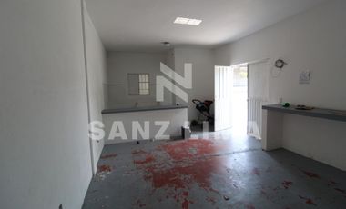 Barrio de El Zapote: Amplia bodega apta para un desarrollo inmobiliario.