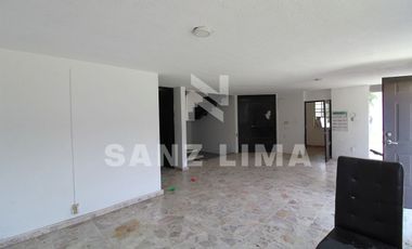 Barrio de El Zapote: Amplia bodega apta para un desarrollo inmobiliario.