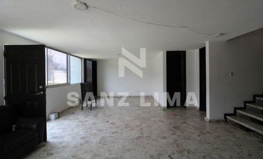 Barrio de El Zapote: Amplia bodega apta para un desarrollo inmobiliario.