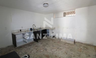 Barrio de El Zapote: Amplia bodega apta para un desarrollo inmobiliario.