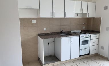 DUEÑO ALQUILA EXCELENTE DTO 2 AMB CON COCHERA