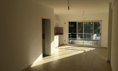 DUEÑO ALQUILA EXCELENTE DTO 2 AMB CON COCHERA