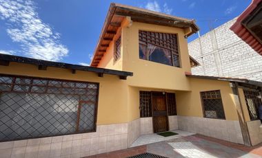 VENTA Casa Principal   Tres Casas Secundarias, Mitad del Mundo