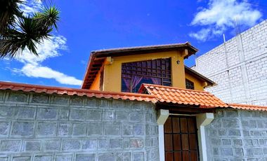 VENTA Casa Principal   Tres Casas Secundarias, Mitad del Mundo