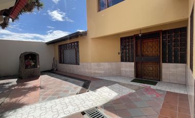 VENTA Casa Principal   Tres Casas Secundarias, Mitad del Mundo